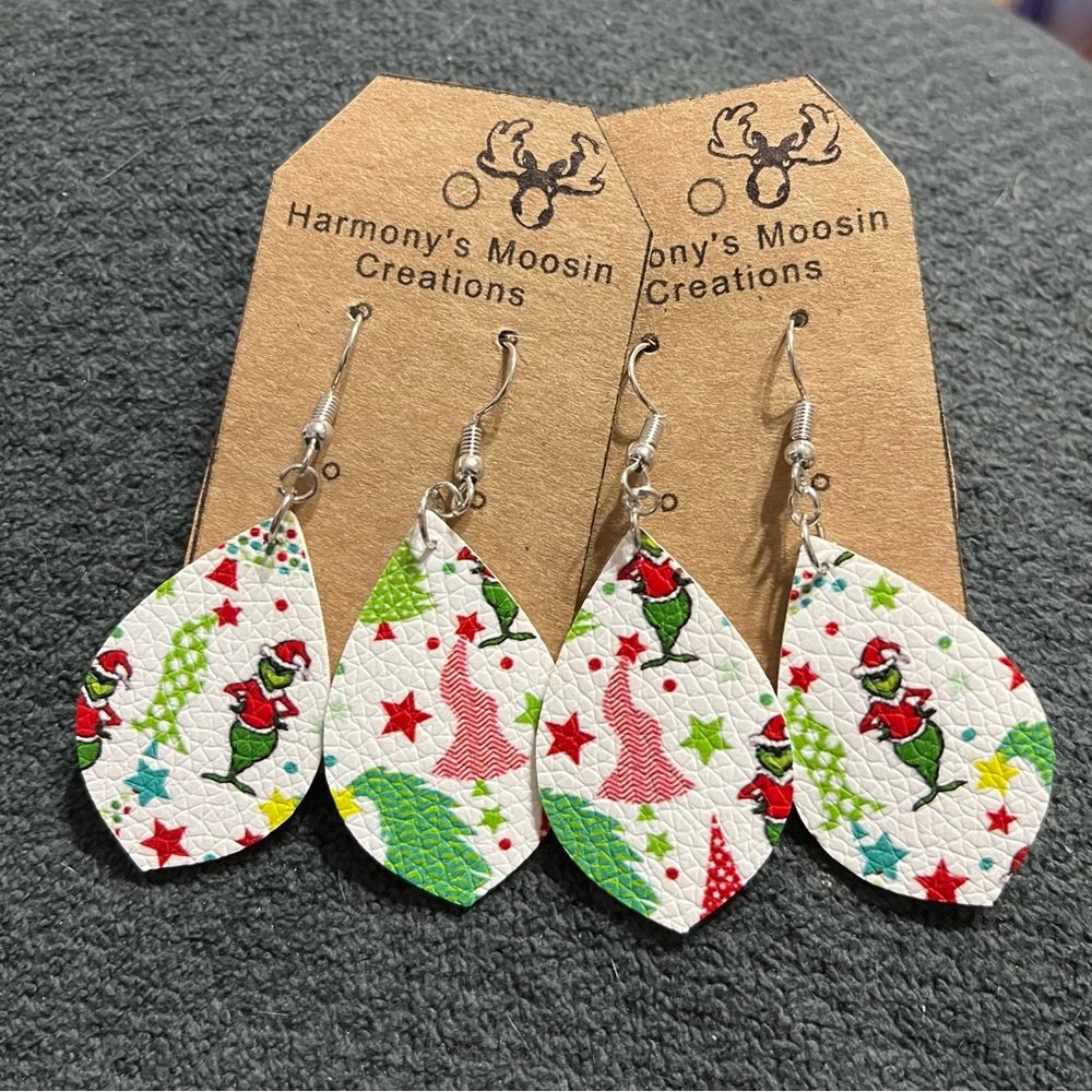 Matching earrings and snap clips.